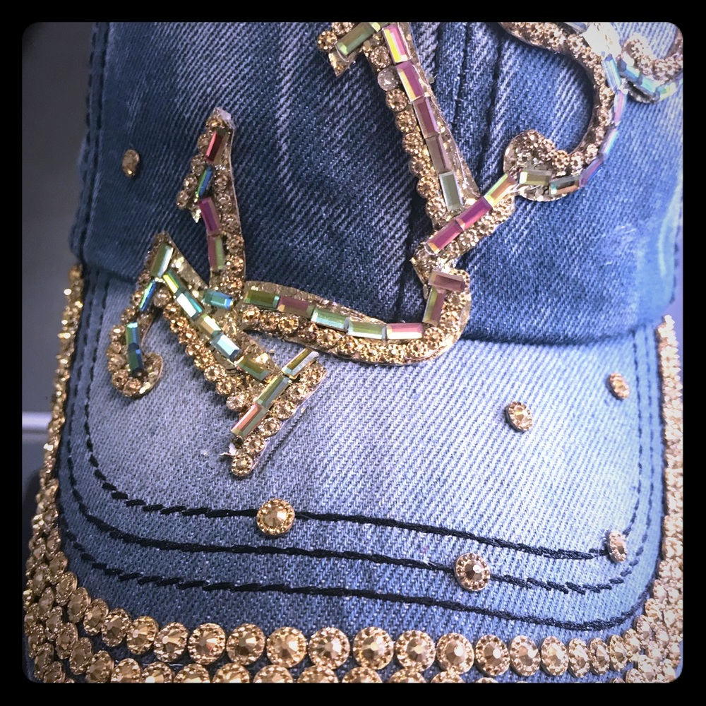 Baseball cap “kiss” inscription
